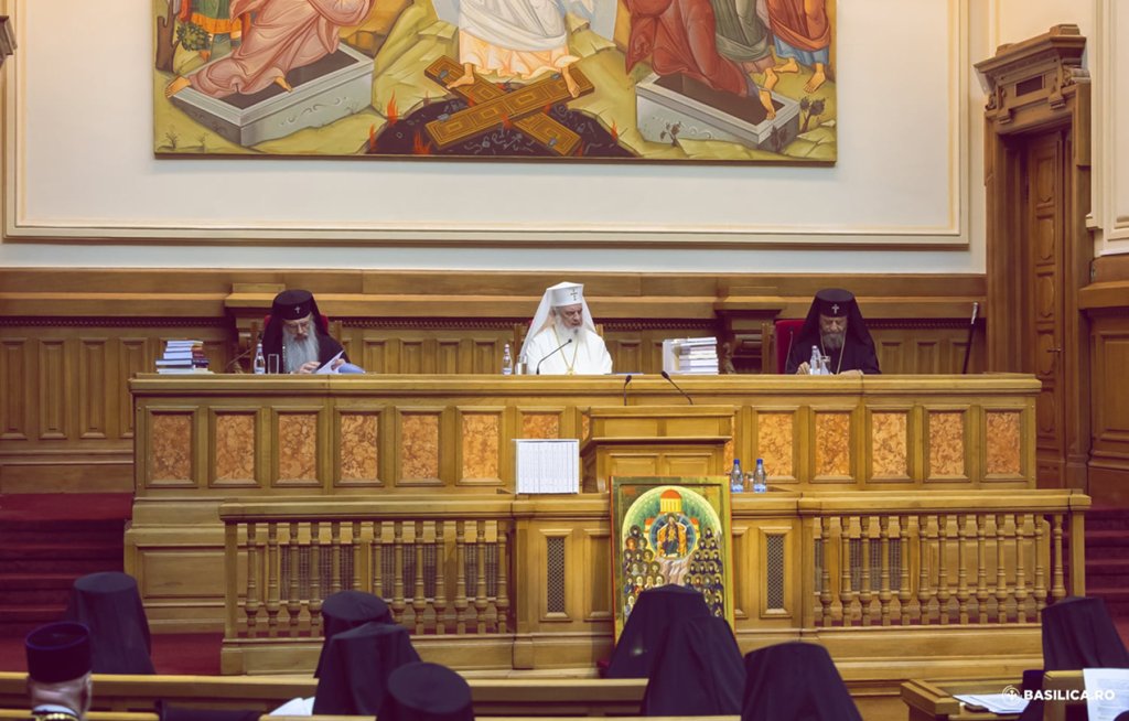 Sfântul Sinod întrunit la Palatul Patriarhiei_ Au fost prezentate Anuarul și Sinaxarul Sinodal