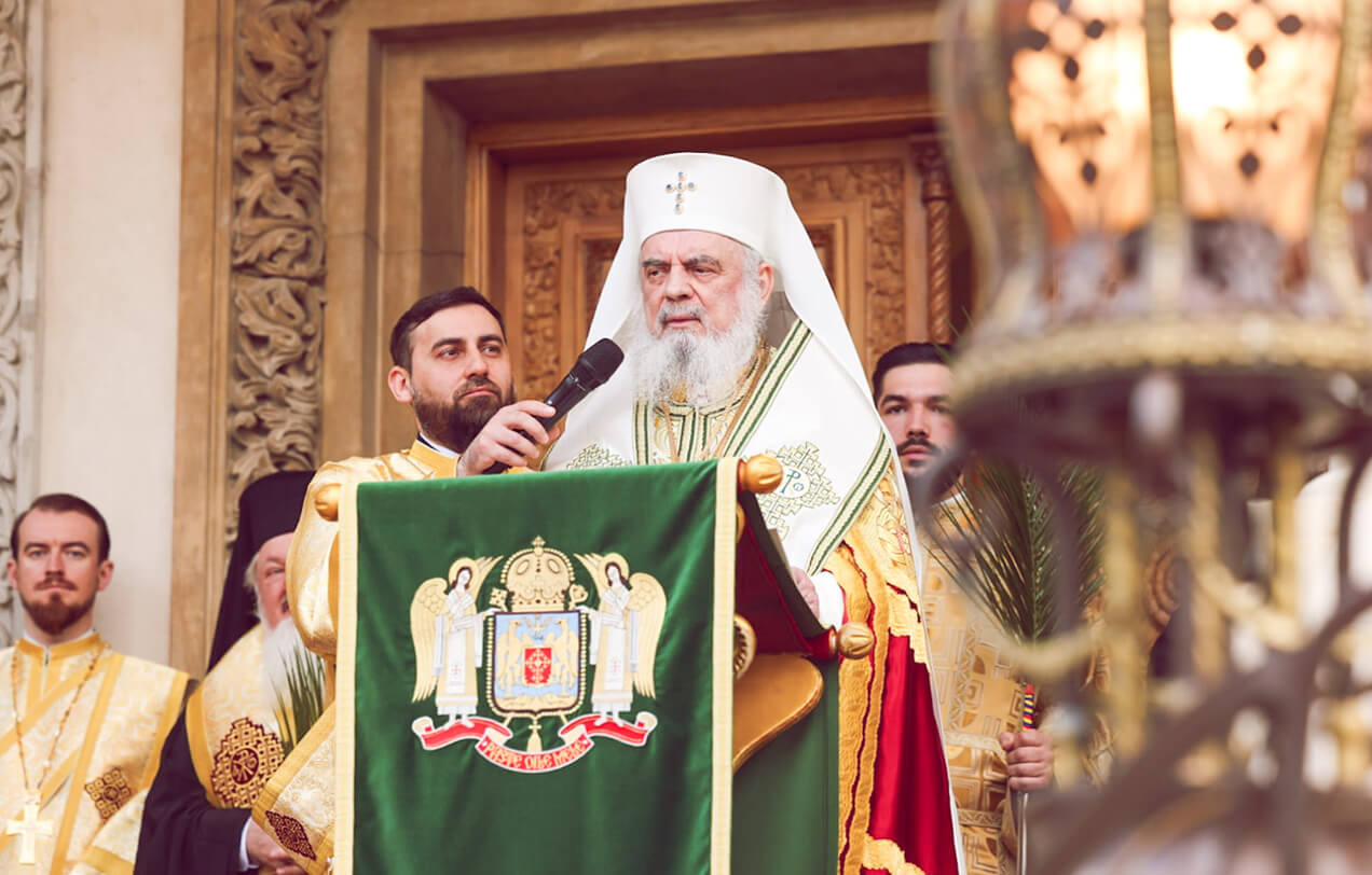 Patriarhul Daniel_ Purtând ramurile binecuvântate de Florii, să simțim că fiecare dintre noi este pelerin al Luminii Învierii