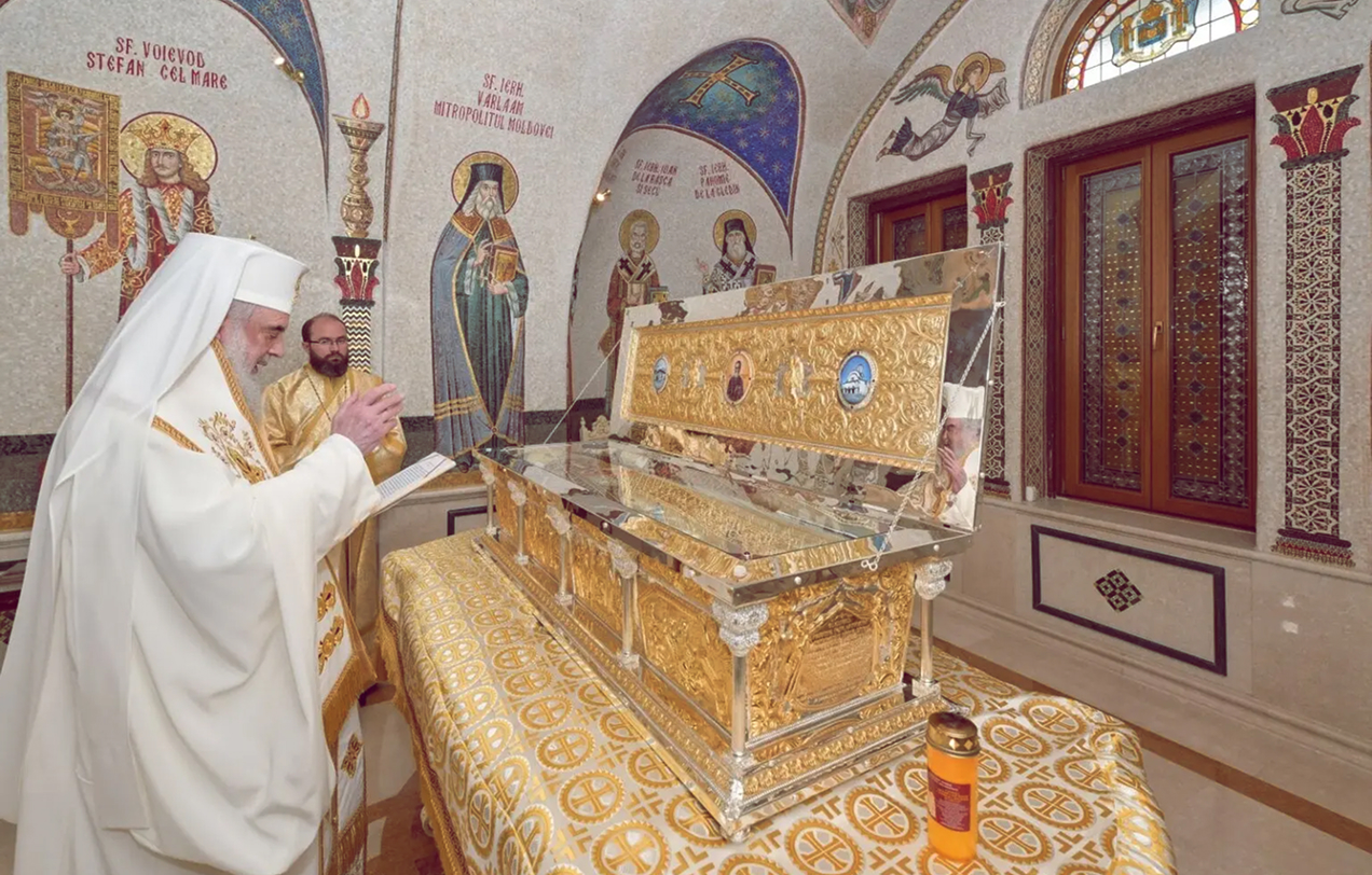 Patriarch Daniel blesses reliquary of St Constantine Sârbu ahead of local canonisation ceremony